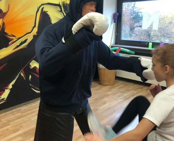 Kostenloses Stock Foto zu aktiver lebensstil, armtraining, athletische frau