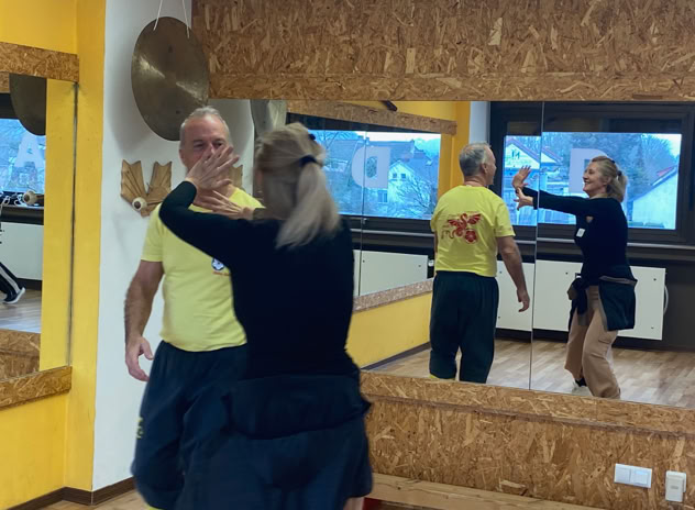 Kostenloses Stock Foto zu aktiver lebensstil, armtraining, athletische frau